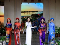Tà áo dài Việt được NTK Việt Hùng thể hiện trong Lễ hội áo dài