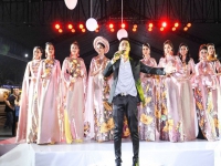 “Đại sứ áo dài Việt Nam” của NTK Việt Hùng đẹp lộng lẫy trong Lễ hội TP HCM - Phát triển và Hội nhập